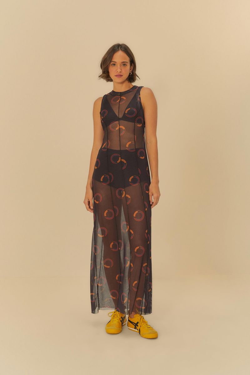 Vestido largo de tul con estampado de círculos coloridos, combinado con zapatillas amarillas.