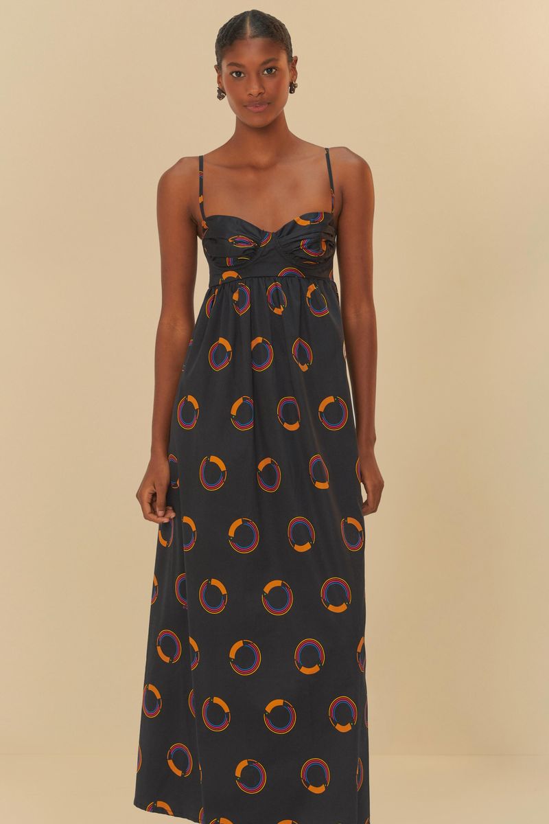 Vista trasera del vestido largo con estampado de círculos coloridos.