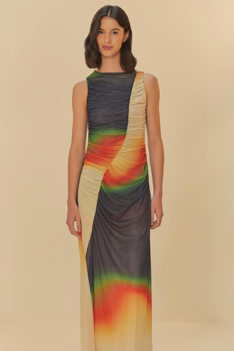 Vestido largo con diseño degradado en tonos vibrantes, vista lateral.