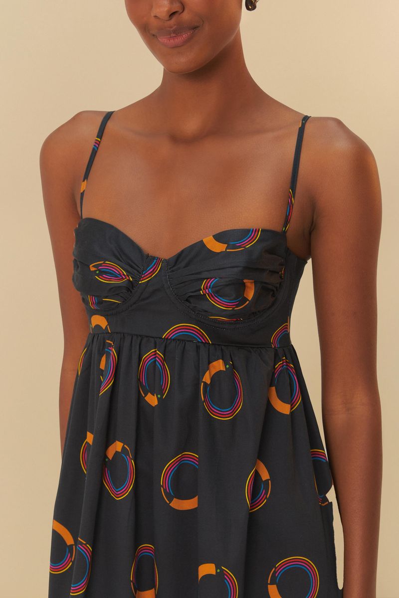 Detalle del corpiño del vestido con estampado de círculos coloridos.