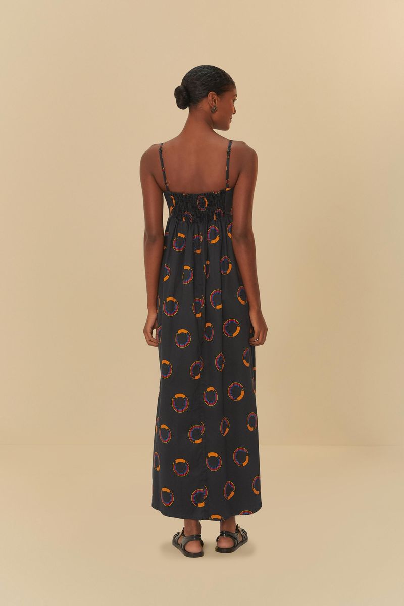 Acercamiento del estampado de círculos coloridos en la tela del vestido.