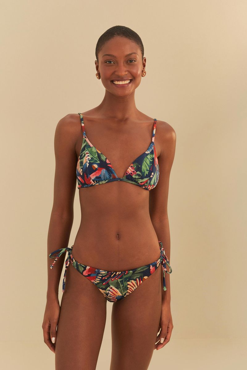 Vista frontal del bikini estampado con detalles de lazo, modelo posando.