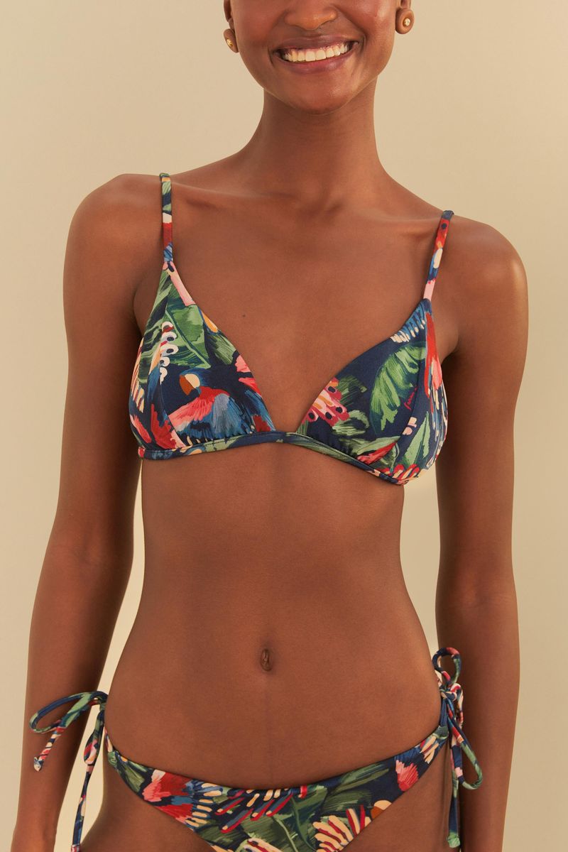 Primer plano del top del bikini estampado con tiras finas.