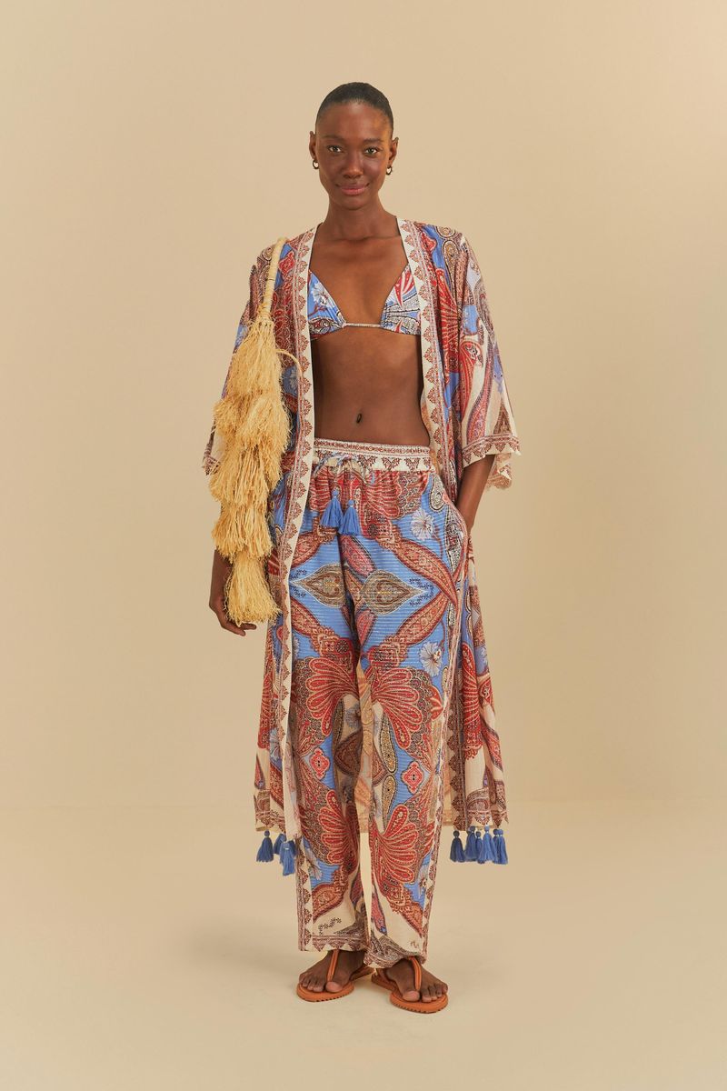 Imagen de una modelo vistiendo el Pantalón Ubicado Jandaia Dance con estampado geométrico vibrante.