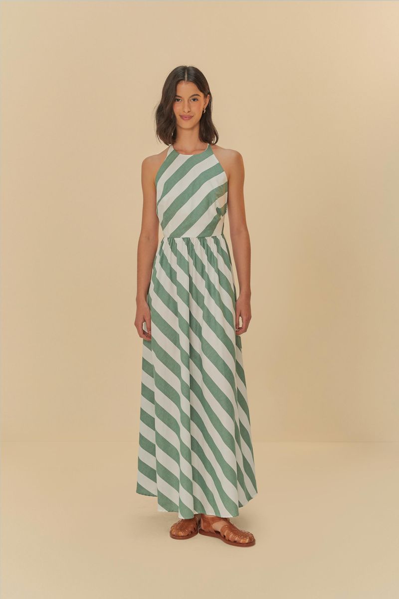 Vestido largo con estampado de rayas diagonales en verde y blanco, estilo de frente única, visto de frente.