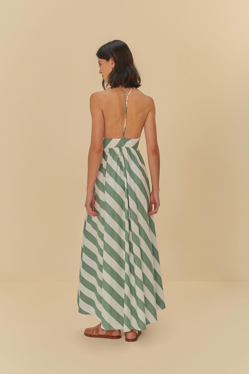 Detalle del dobladillo del vestido con estampado de rayas diagonales en verde y blanco.