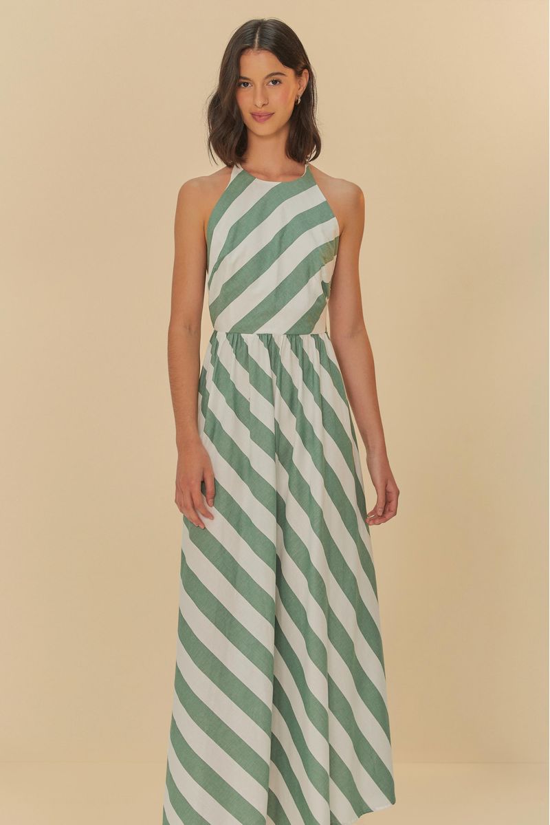 Vestido largo con estampado de rayas diagonales en verde y blanco, estilo de frente única, visto de espaldas.
