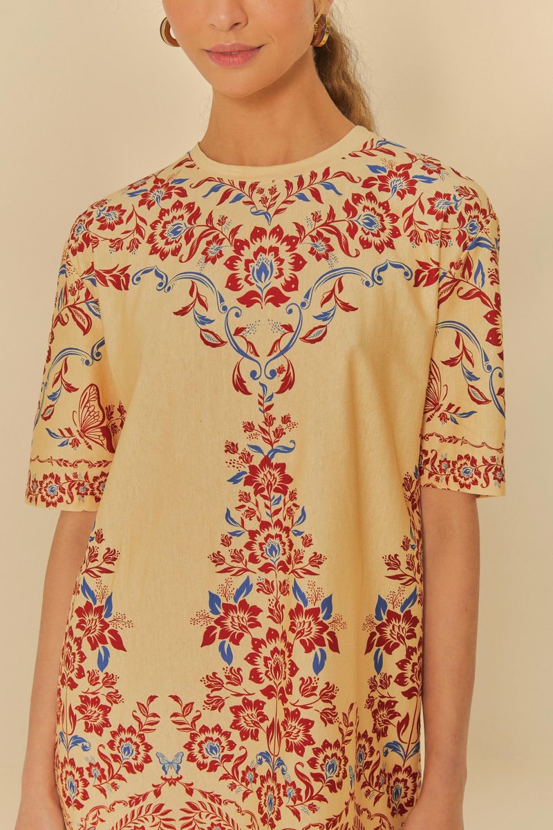 Primer plano del vestido mostrando el escote redondo y el estampado floral detallado en la parte superior.