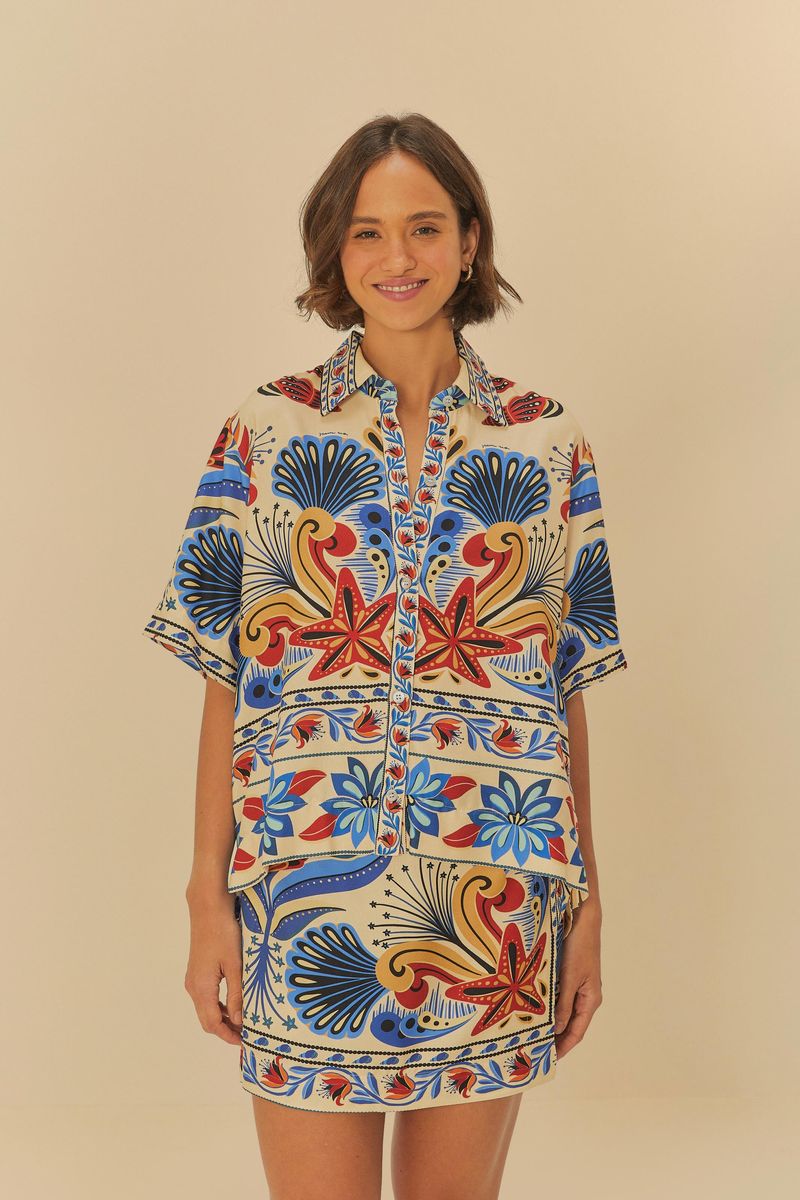 Imagen de una falda cruzada con estampado tropical vibrante, vista frontal.