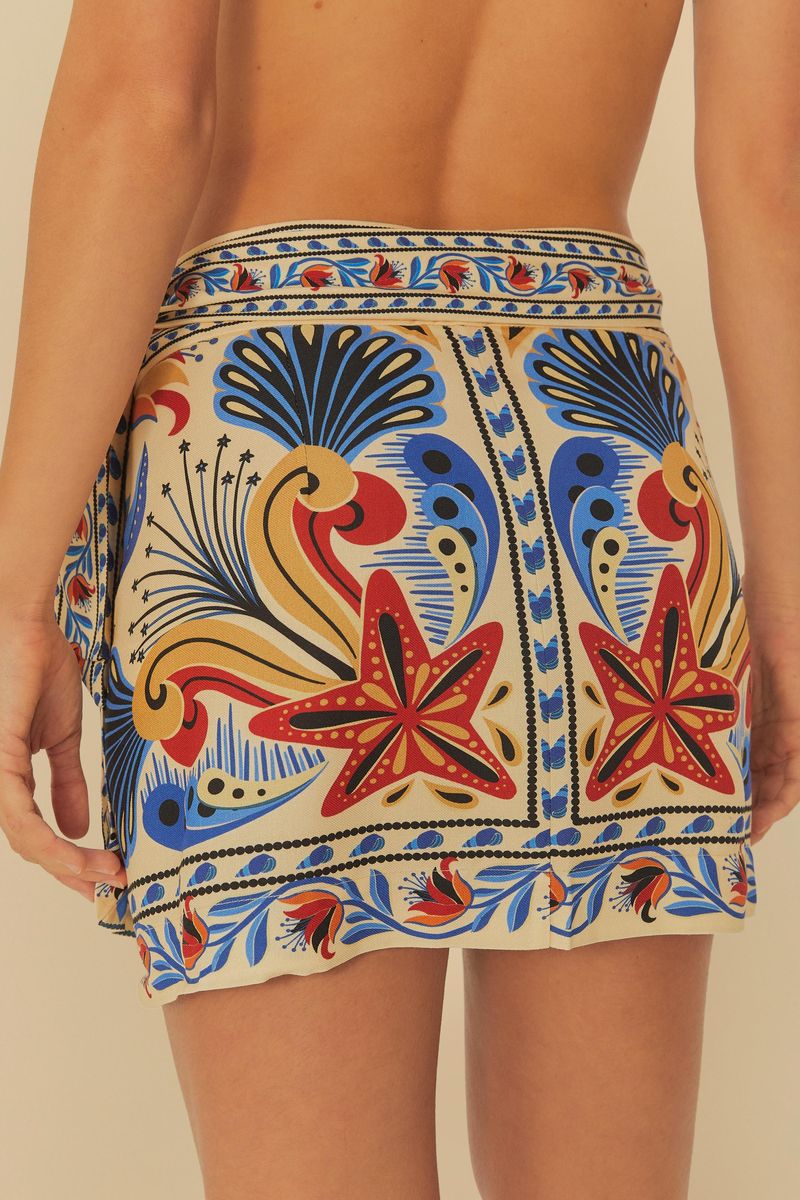 Vista trasera de la falda cruzada con estampado tropical vibrante.