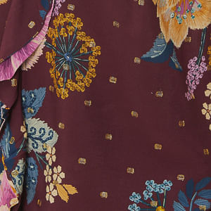 Close-up del estampado floral vibrante de la Blusa Jardín Delicado.