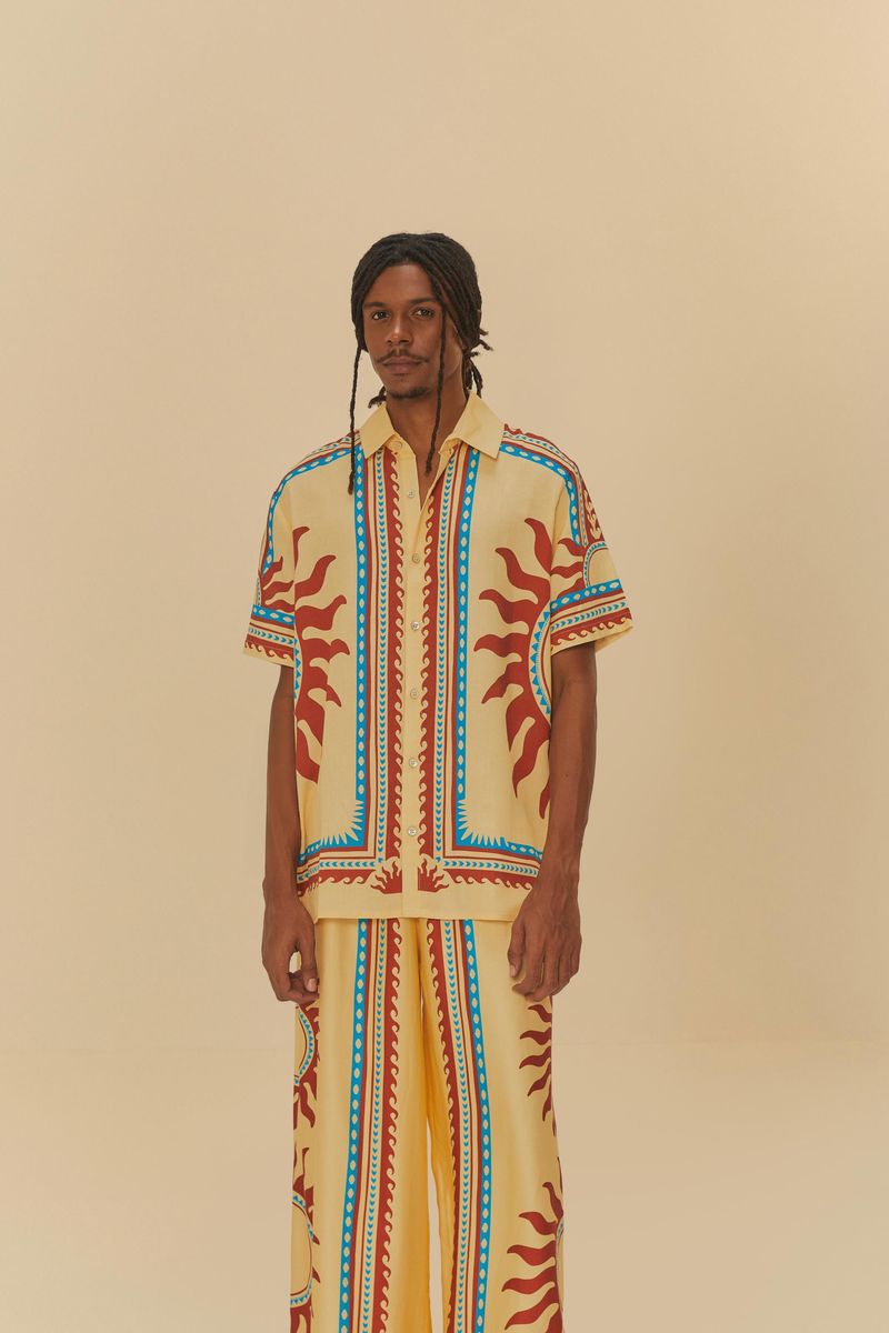 Imagen de un pantalón palazzo estampado con diseño solar, visto de lado.