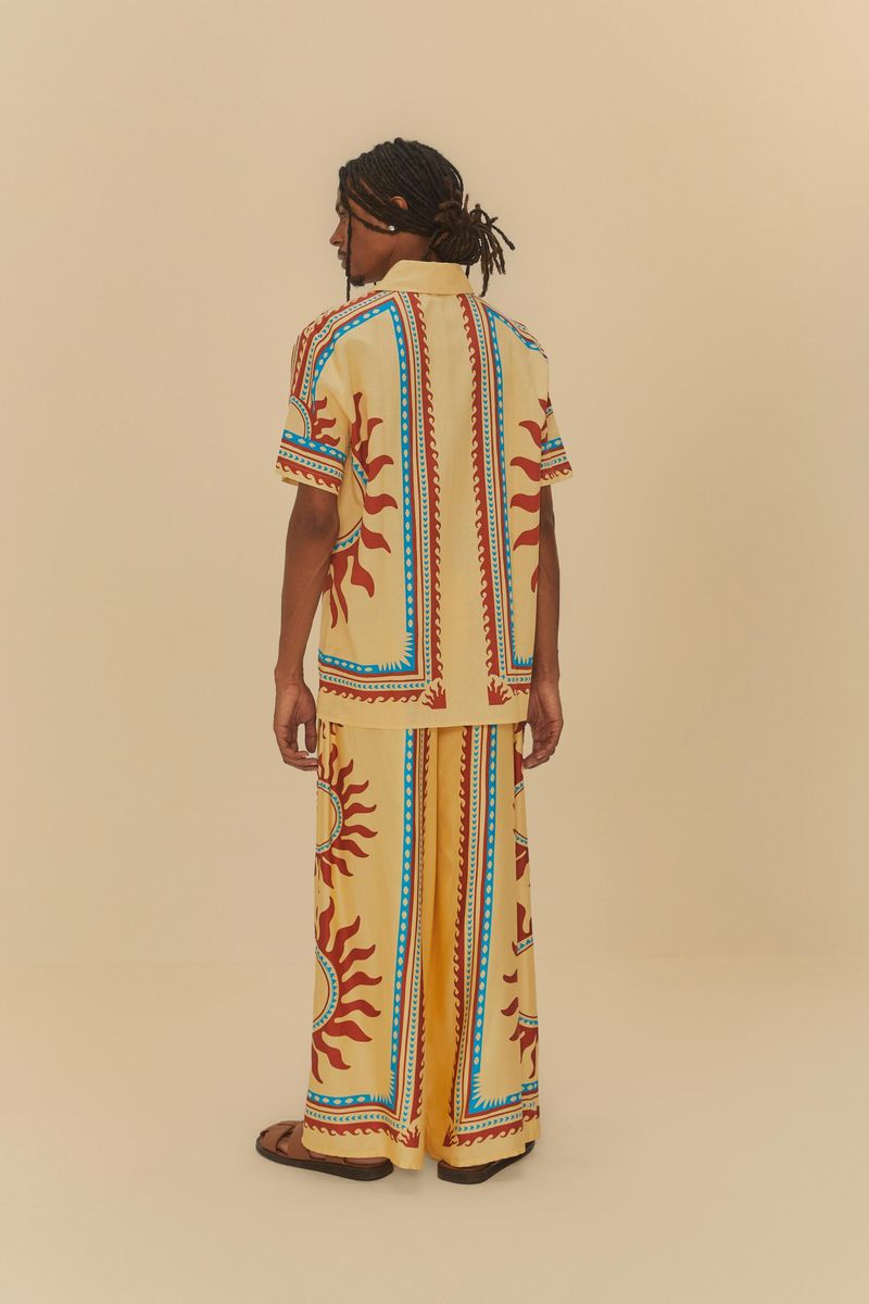 Imagen de un pantalón palazzo estampado con diseño solar, visto de atrás.