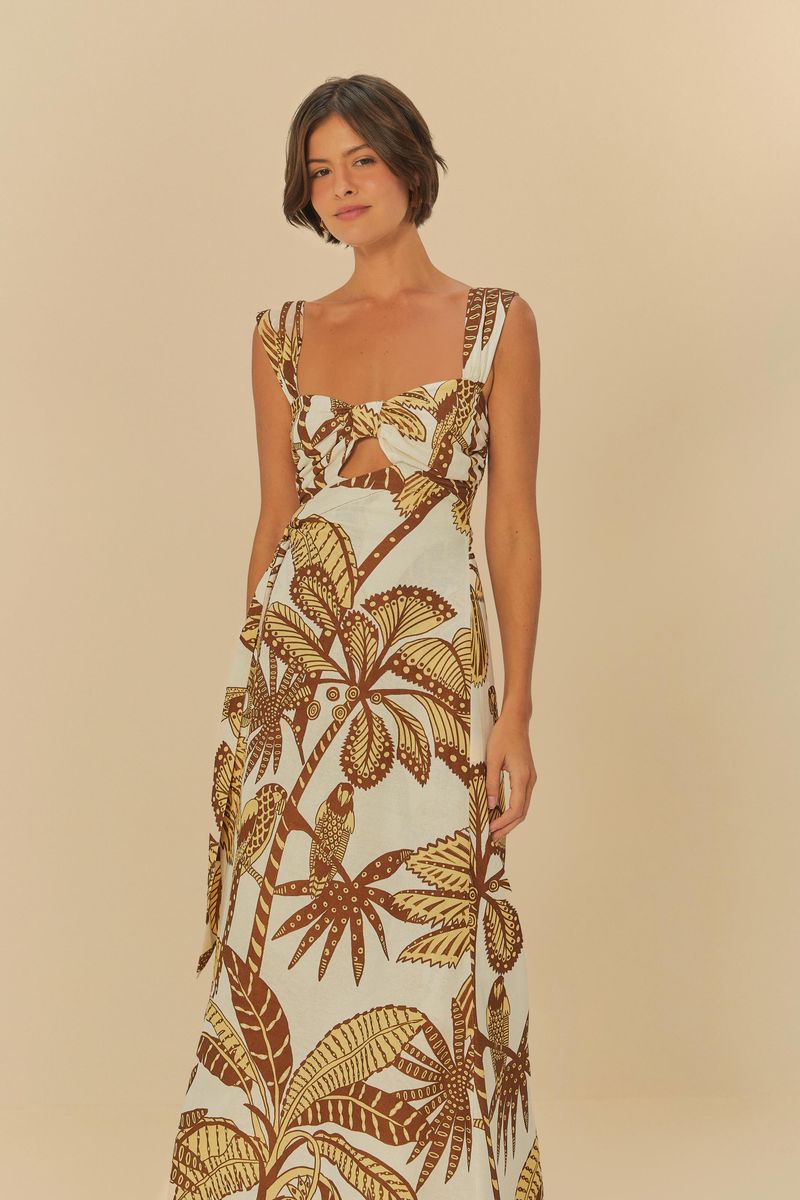 Imagen de una mujer vistiendo un vestido largo estampado con motivos tropicales, vista frontal.