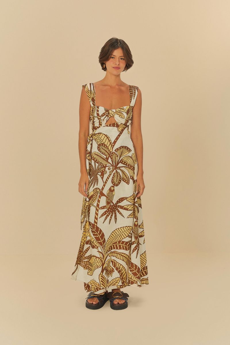 Imagen de una mujer vistiendo un vestido largo estampado con motivos tropicales, vista completa frontal.