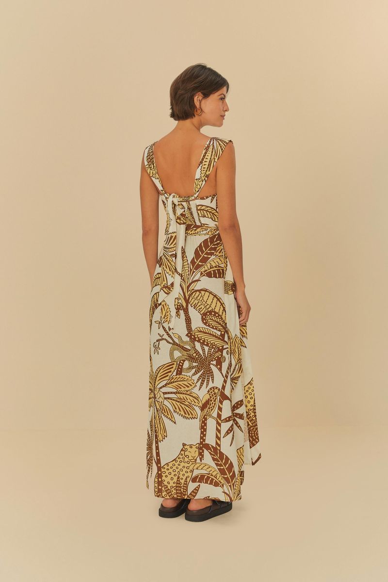 Imagen de una mujer vistiendo un vestido largo estampado con motivos tropicales, vista posterior.