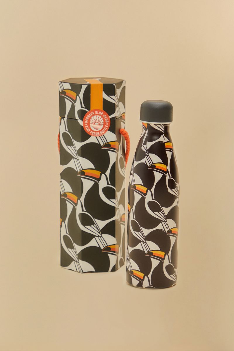 Bottle térmica con diseño de tucanes estilizados junto a su empaque decorativo.
