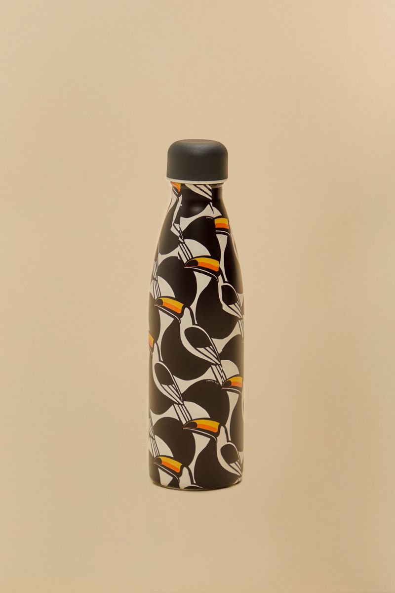 Bottle térmica con diseño de tucanes estilizados sobre fondo oscuro.