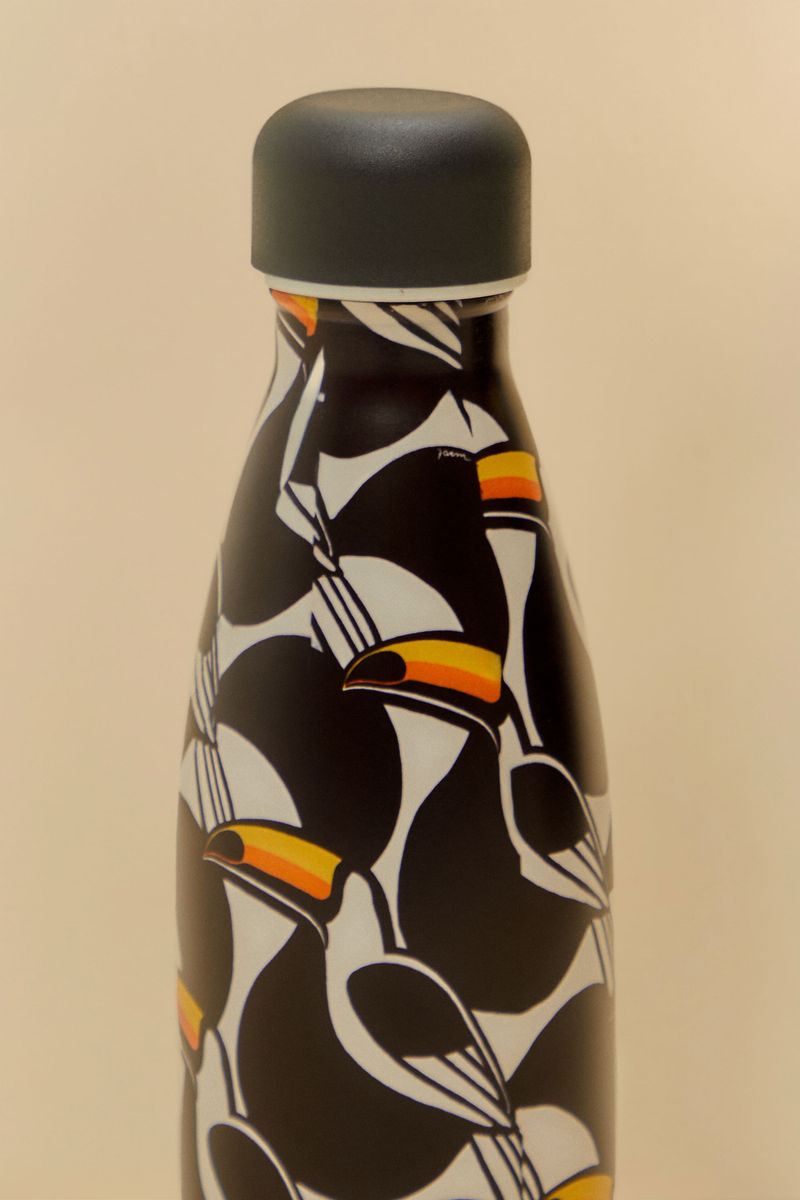 Acercamiento de la bottle térmica mostrando detalles del diseño de tucanes estilizados.