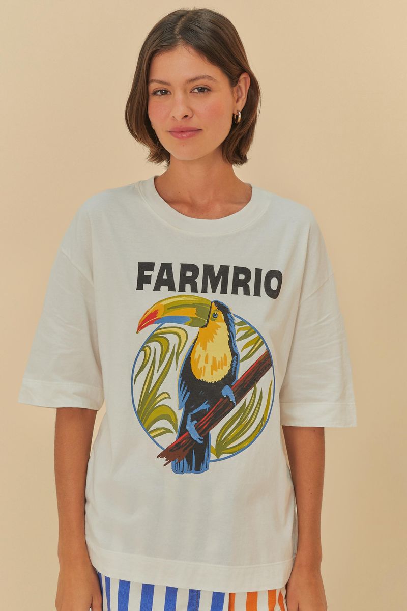 Camiseta oversize con estampado de tucán, vista frontal.