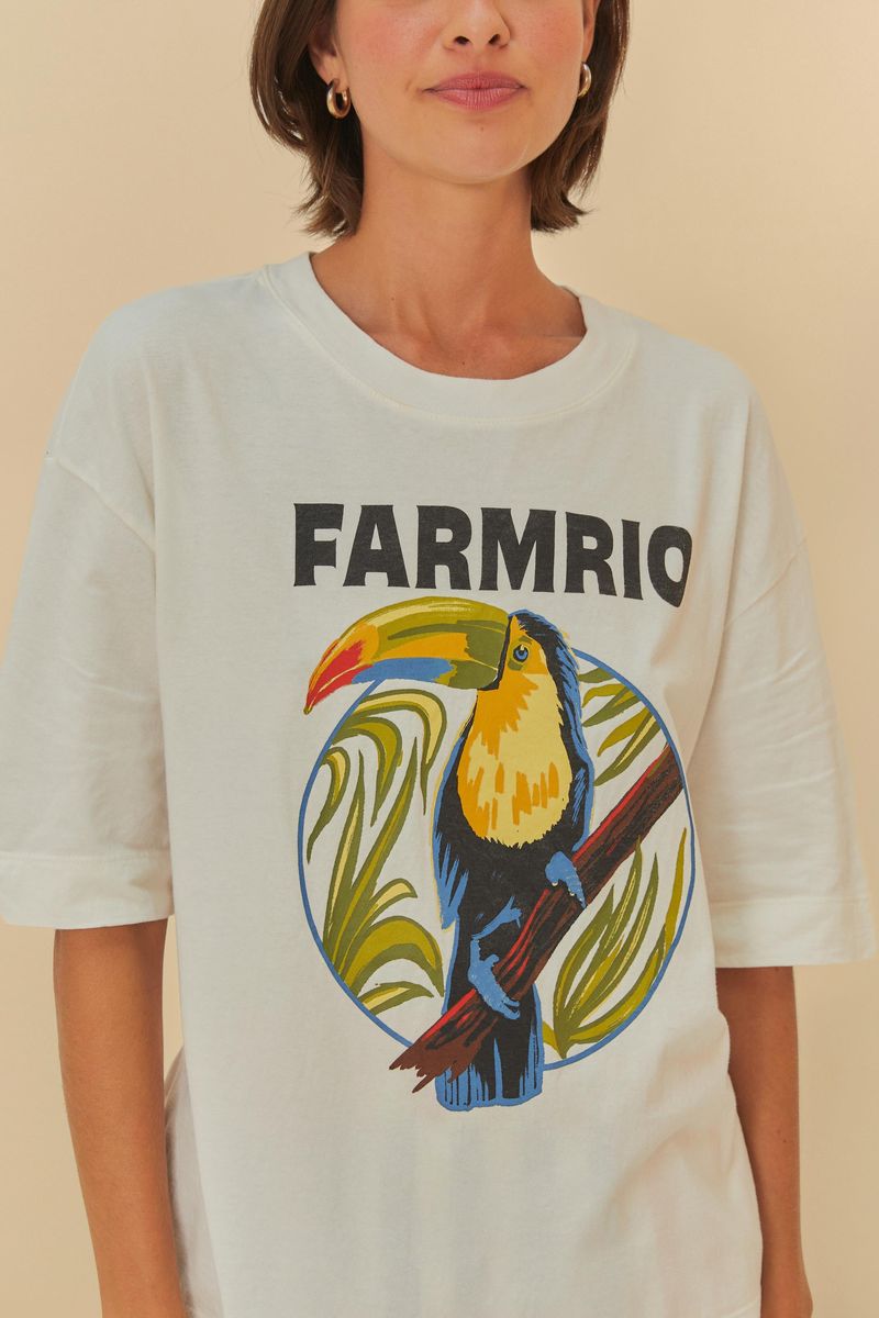 Detalle del estampado de tucán en la camiseta.