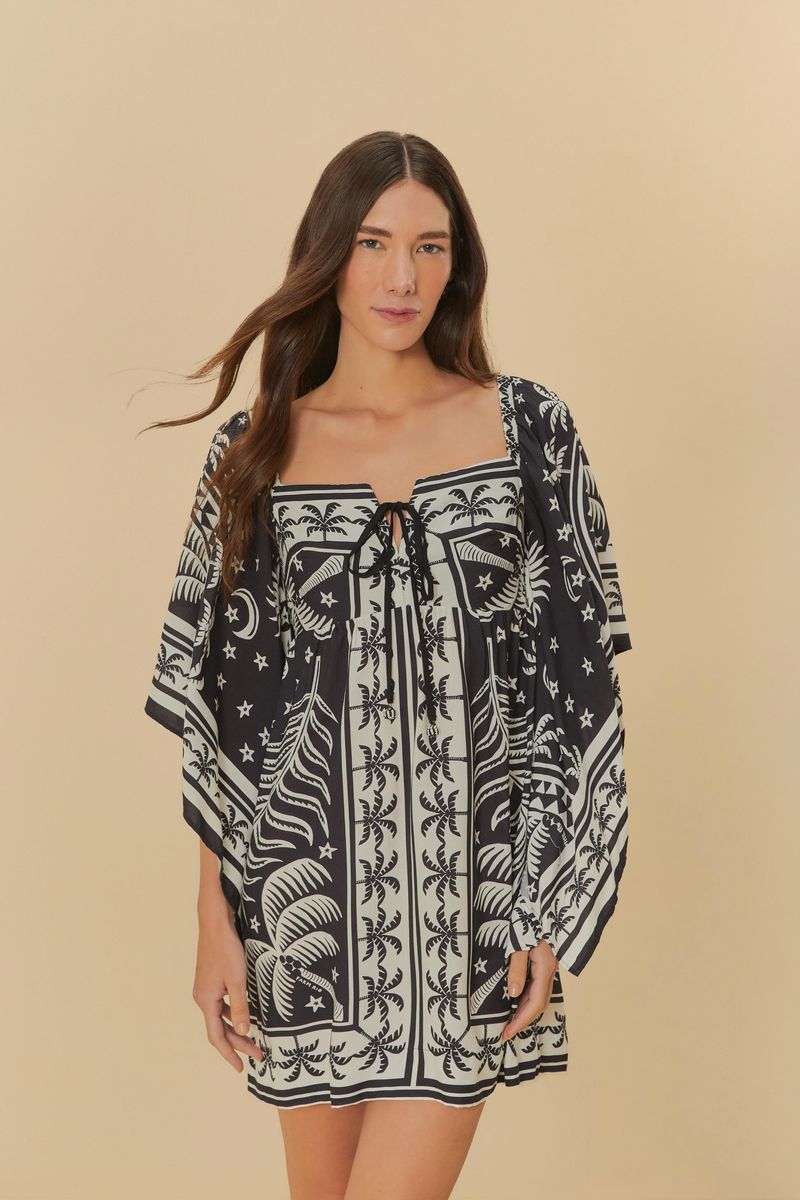 Vestido corto con mangas estilo kimono, estampado de palmeras en blanco y negro, vista frontal.