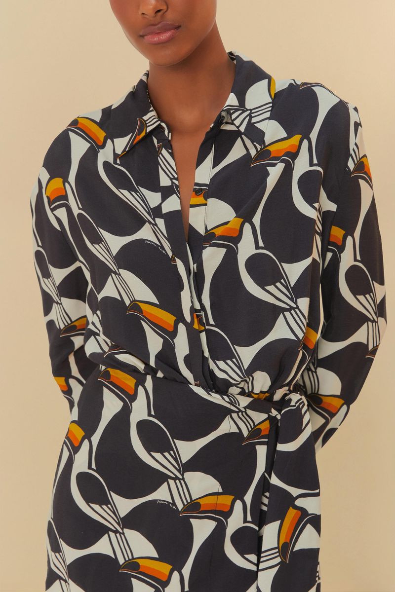 Acercamiento del vestido mostrando detalles del estampado geométrico y el escote tipo chemise.