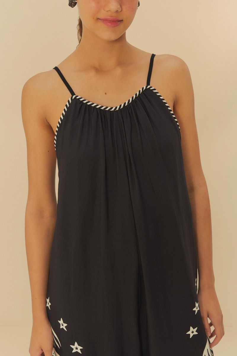 Detalle del escote halter del Macacón Pantalona Coqueiral, con tirantes finos y acabado elegante.