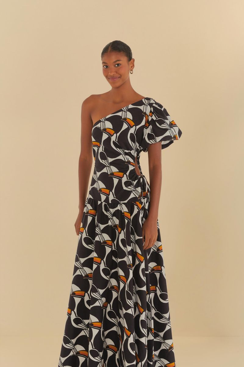 Vestido largo con estampado abstracto en negro y blanco con detalles naranja, diseño de un solo hombro y manga abullonada.