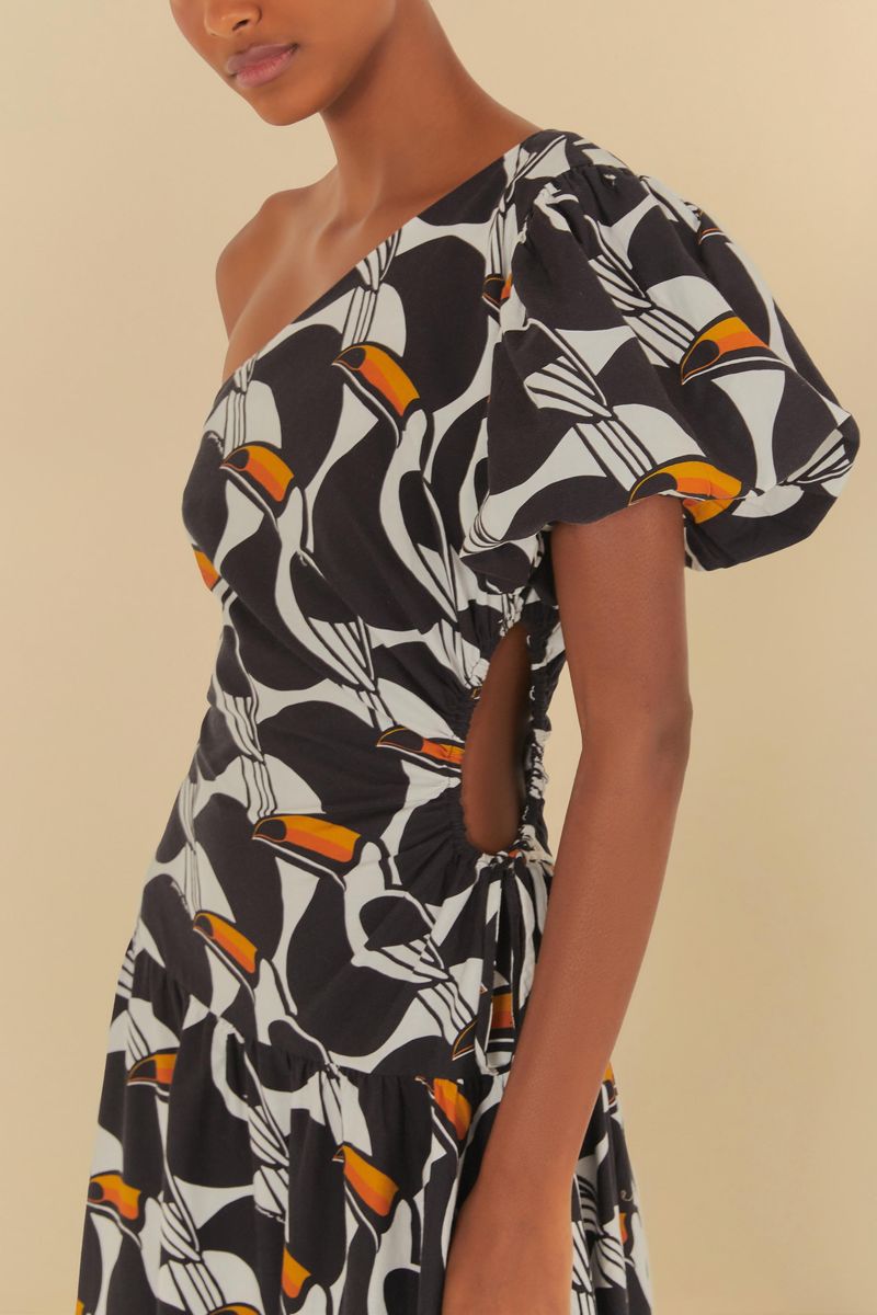 Detalle del corsé del vestido, mostrando el estampado abstracto y el diseño con manga abullonada.