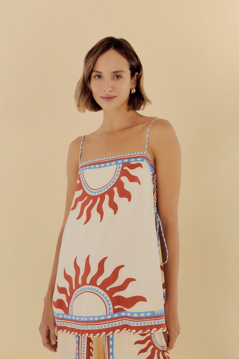 Camisa sin mangas estampada con diseño solar vista de frente.
