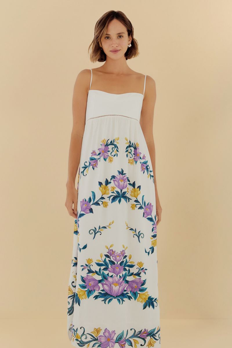 Imagen de un vestido cropped floral Sicilia visto de espaldas, destacando el estampado floral y el diseño de los tirantes.