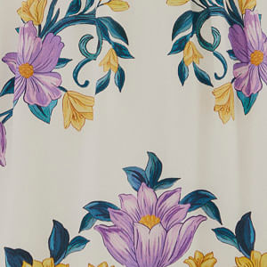 Detalle del dobladillo del vestido cropped floral Sicilia, con el estampado floral destacado.