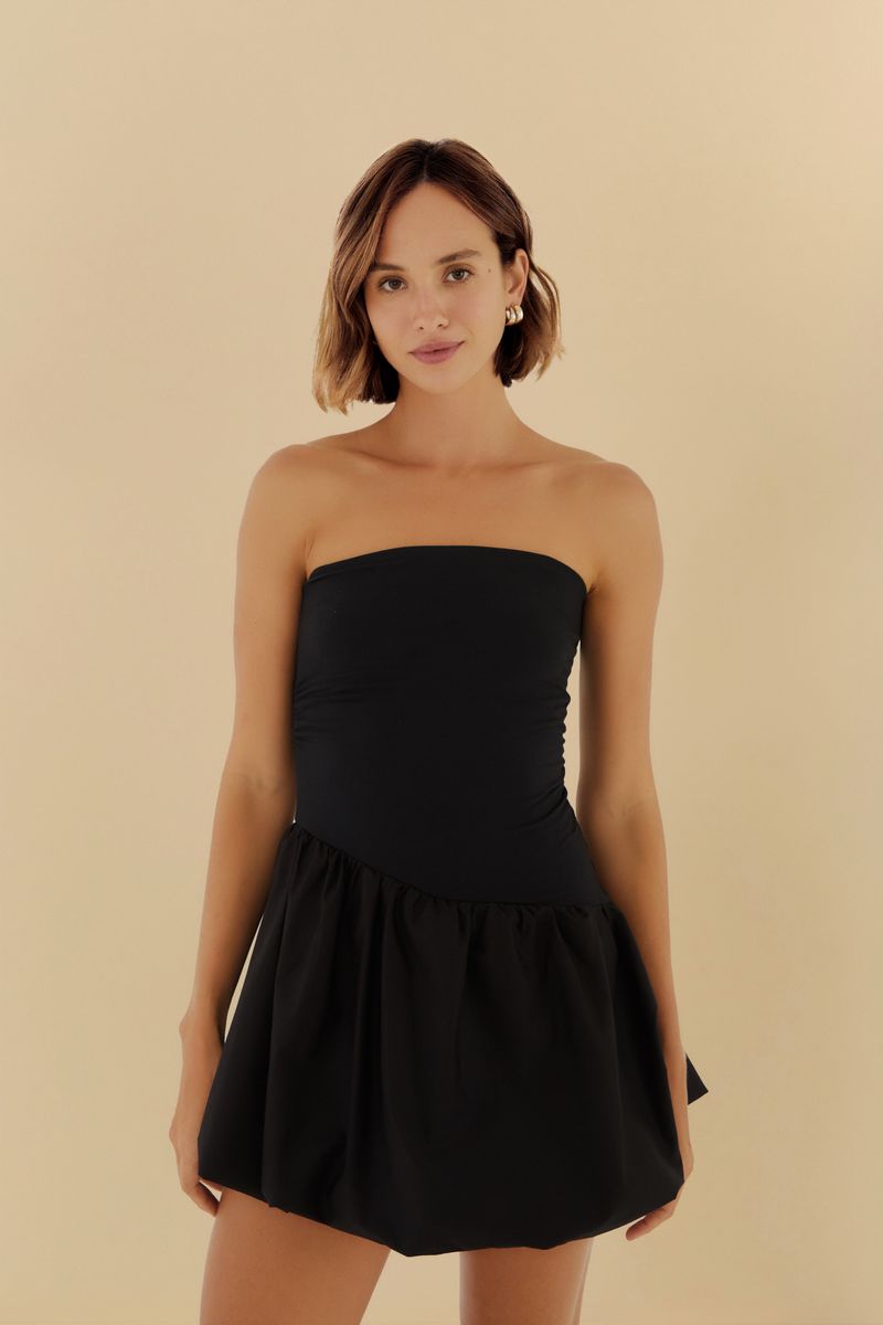 Imagen de un vestido corto sin tirantes estilo balón visto de frente, con detalles en el corpiño ajustado y falda voluminosa.