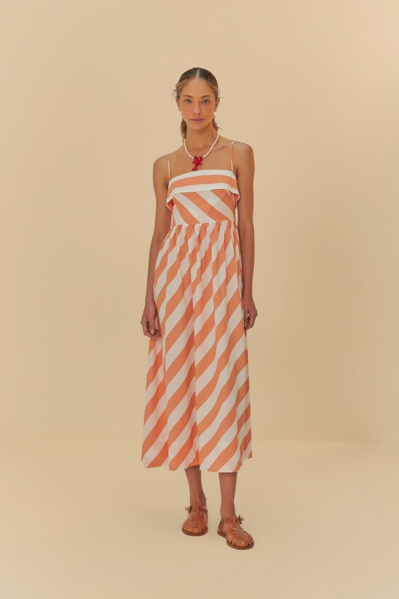 Vestido con tirantes finos y estampado de rayas diagonales en tonos de naranja y blanco, visto de frente.