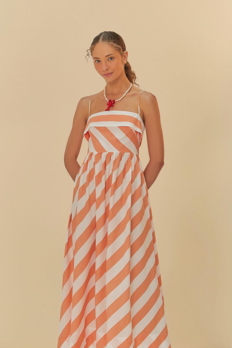 Vestido con tirantes finos y estampado de rayas diagonales en tonos de naranja y blanco, visto desde atrás.