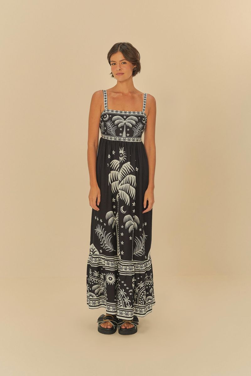 Detalle del escote cuadrado y tirantes estampados del vestido midi.
