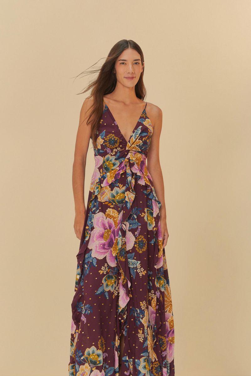 Vista frontal del vestido largo con estampado floral, destacando el ajuste en la cintura.