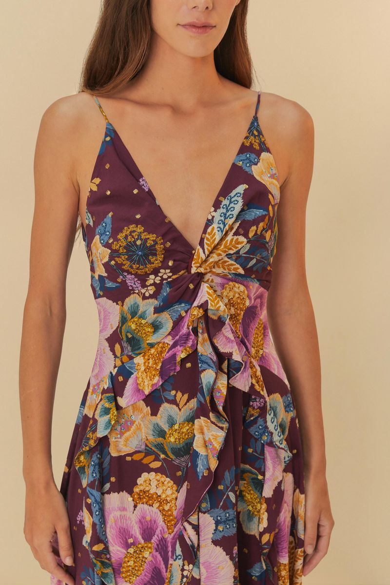 Detalle del corsé del vestido con estampado floral y volantes.