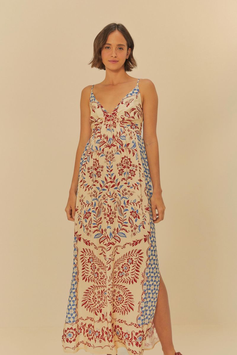 Vestido estampado con tirantes finos y escote en V exhibido de frente.
