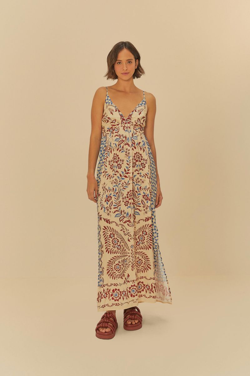 Vestido estampado con tirantes finos y escote en V exhibido de frente con detalles del estampado.