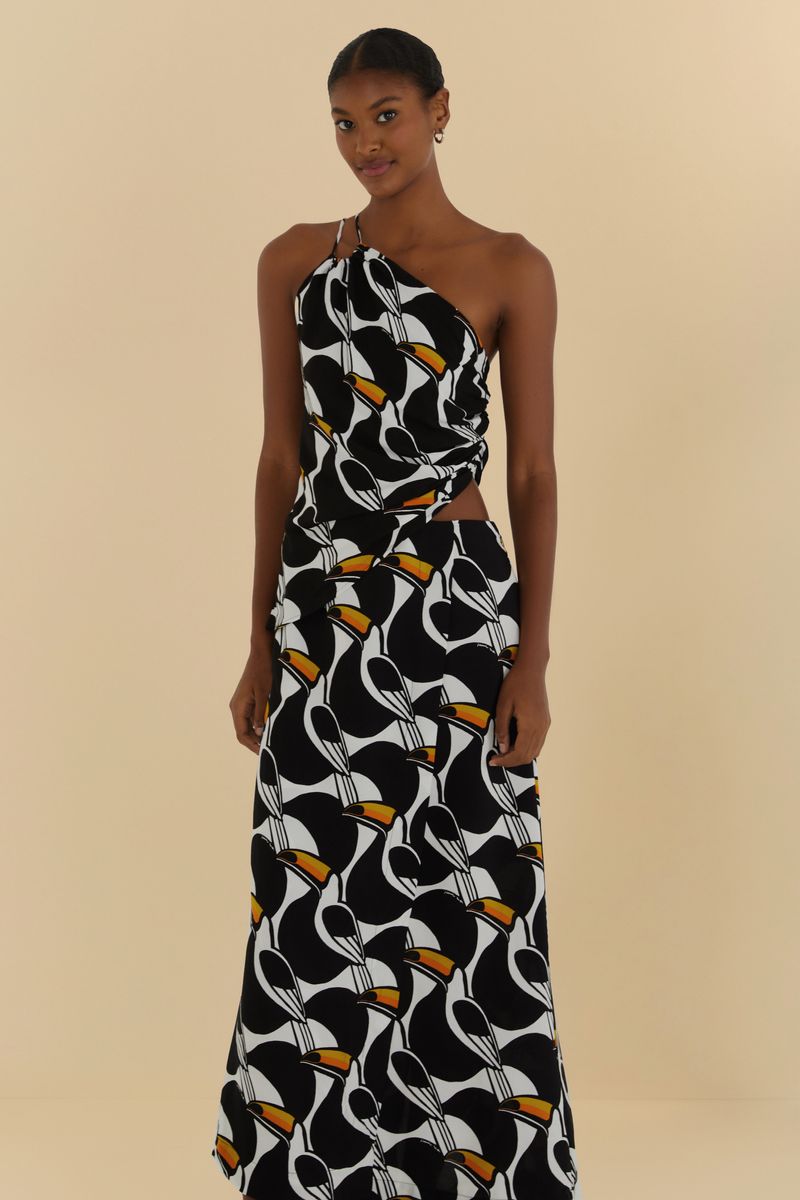 Imagen de un vestido largo con estampado de tucanes, visto desde atrás.