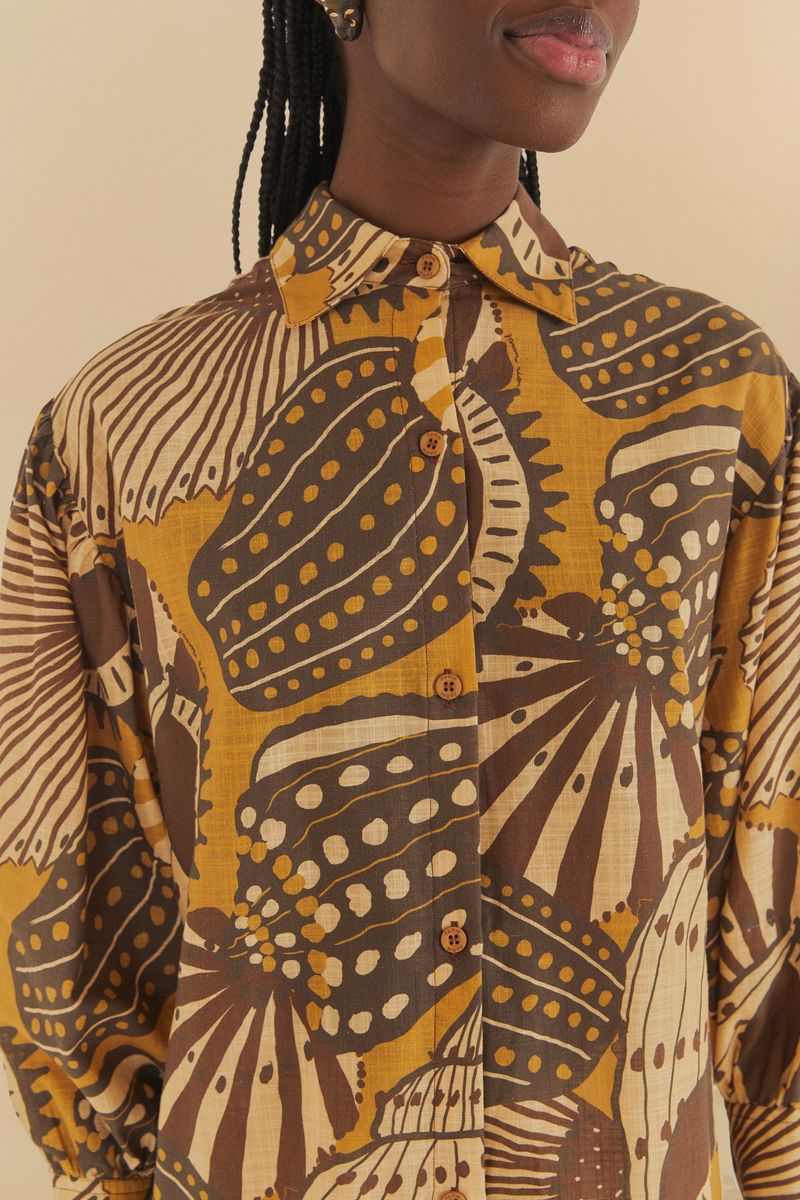 Detalle del cuello y cierre con botones de la camisa estampada.
