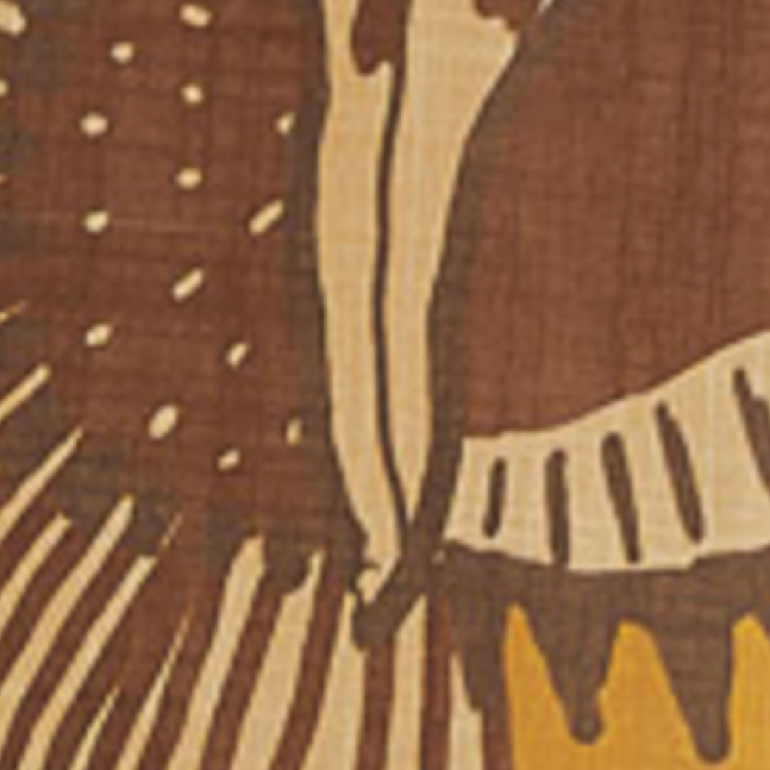 Detalle del estampado botánico y geométrico en colores tierra de la camisa.