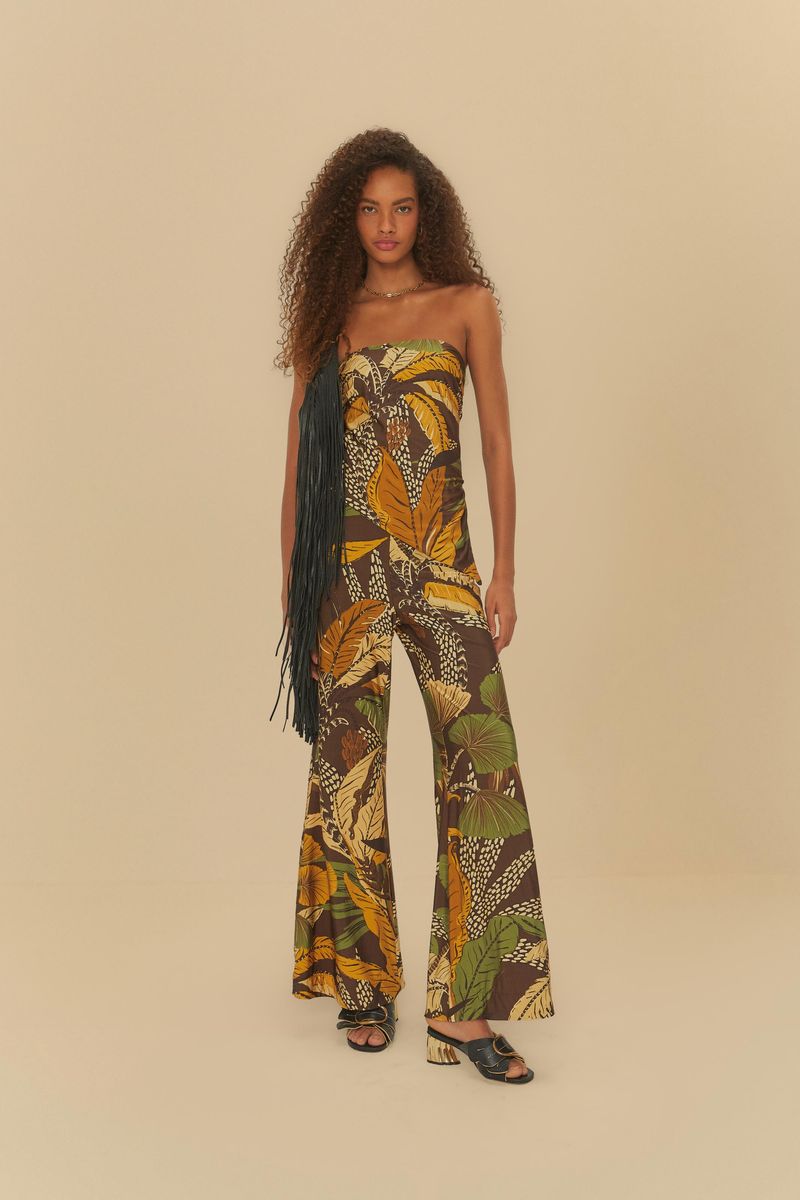 Imagen de una blusa estampada con diseño tropical, vista completa con pantalón combinando.