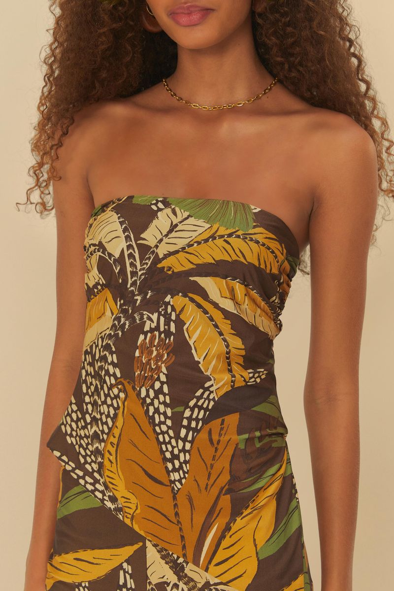 Imagen de una blusa estampada con diseño tropical, detalle del escote.