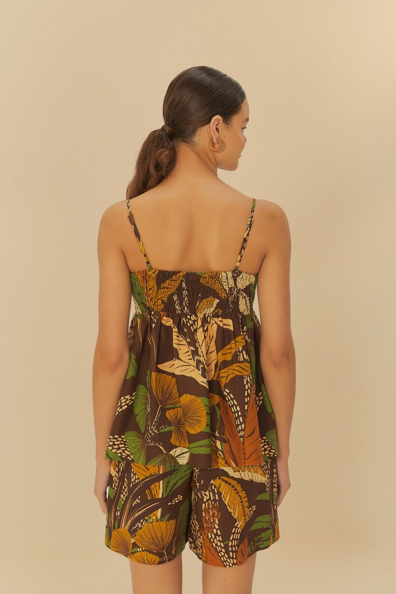 Vista trasera de la chaqueta con estampado de bosque.