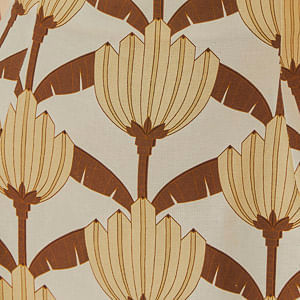 Acercamiento al estampado de bananas del vestido corto.
