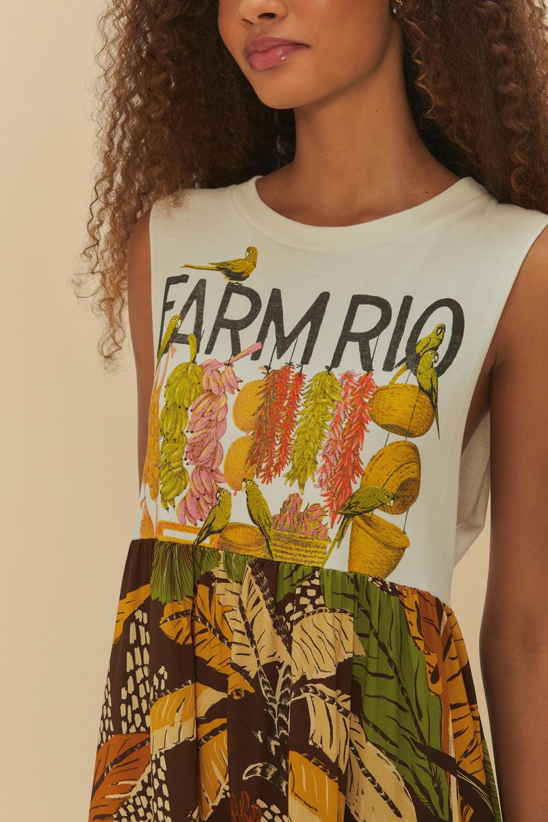Detalle del corpiño del vestido con estampado de tucanes y hojas, mostrando el logo Farm Rio.