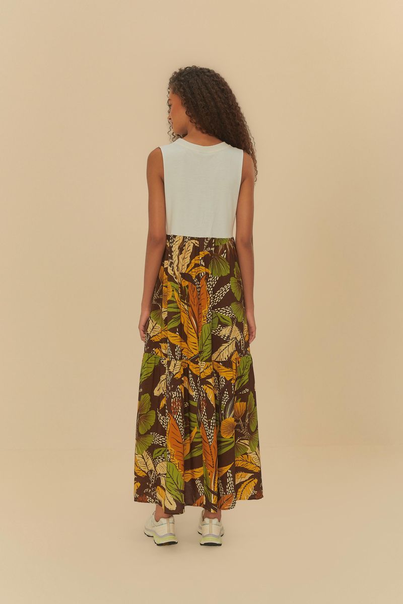 Vista trasera del vestido estampado con diseño tropical, destacando el largo cropped.